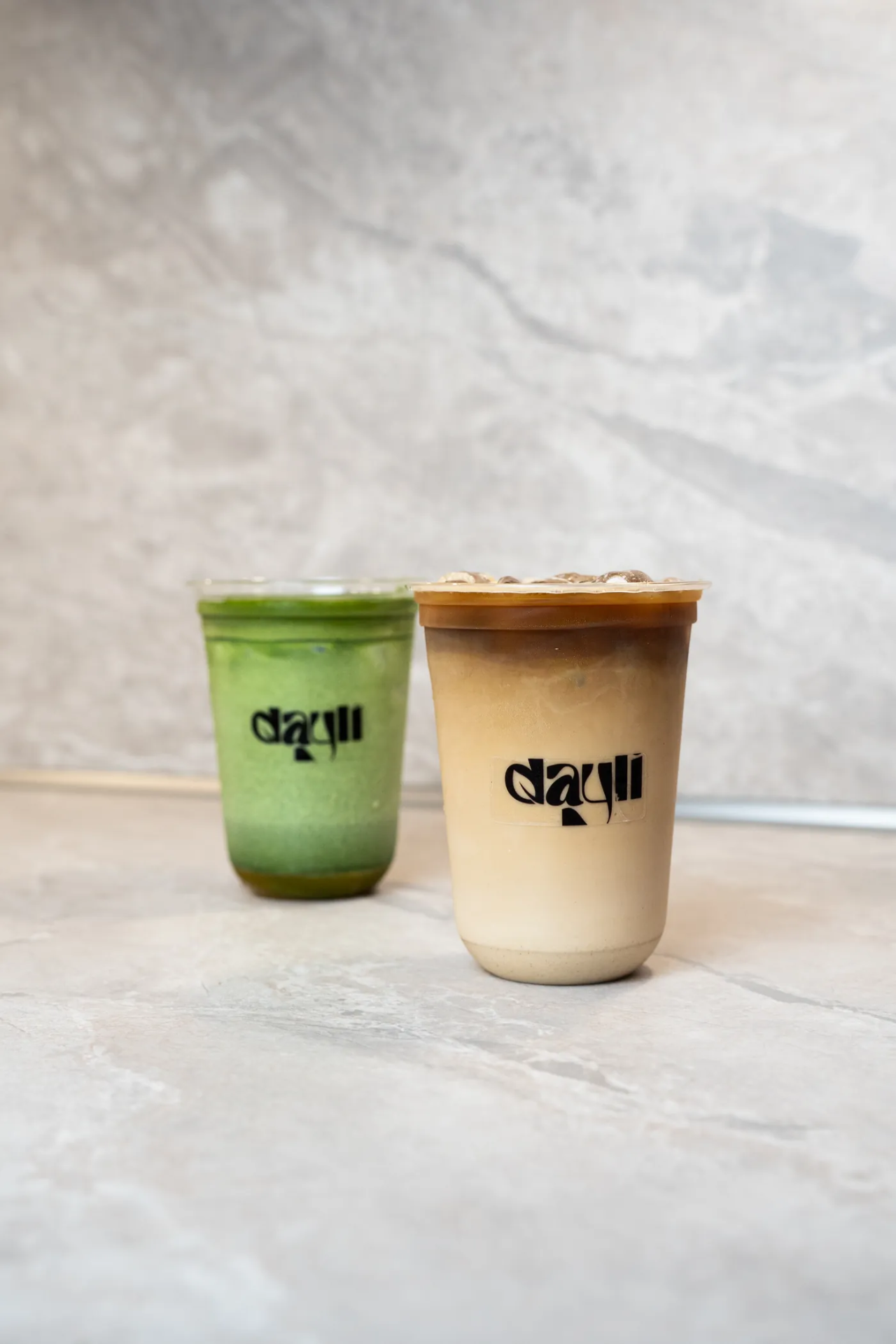 Matcha Latte und Iced Coffee im dayli-Becher