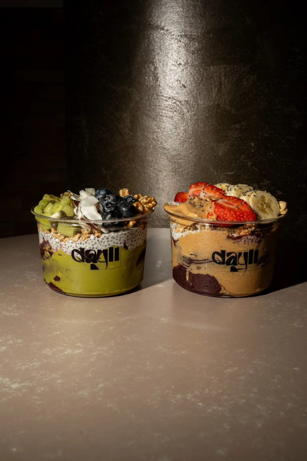 Zwei dayli Bowls nebeneinander mit Früchten und Granola