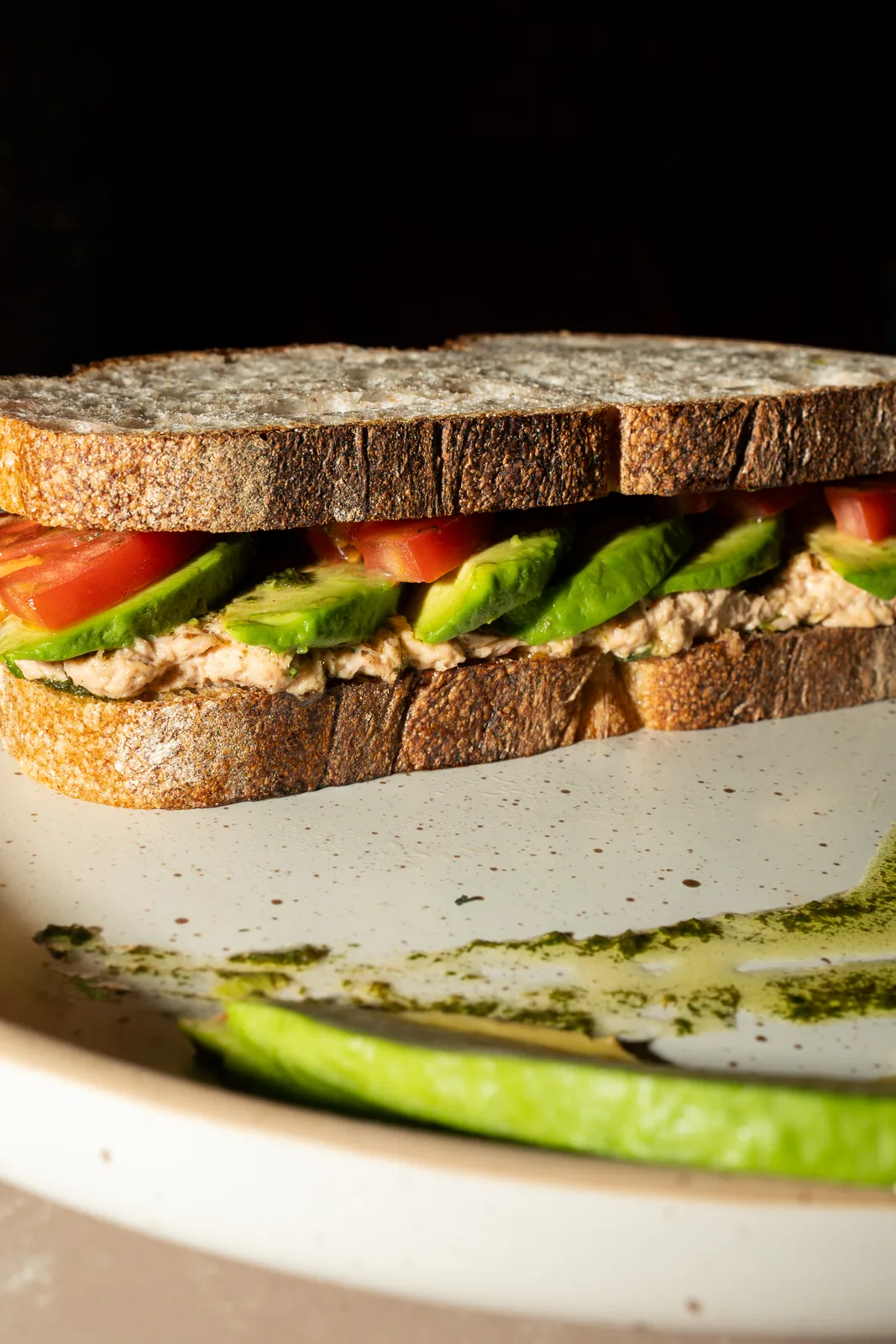 Sauerteigstulle mit Avocado, Tomate und Creme in Nahaufnahme