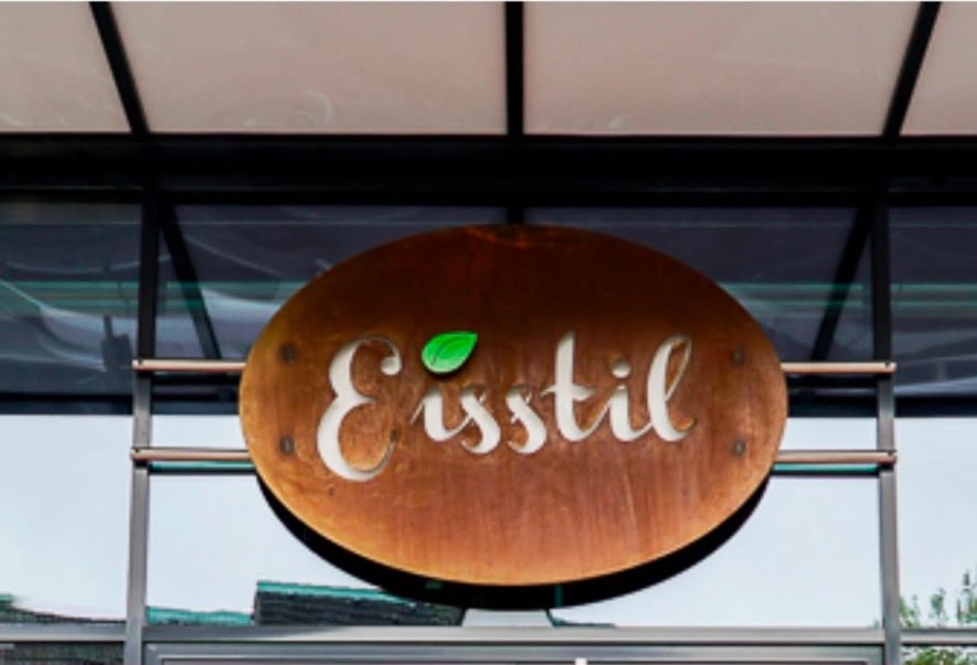 Das hölzerne Eisstil-Schild über dem Eingang der Eisdiele