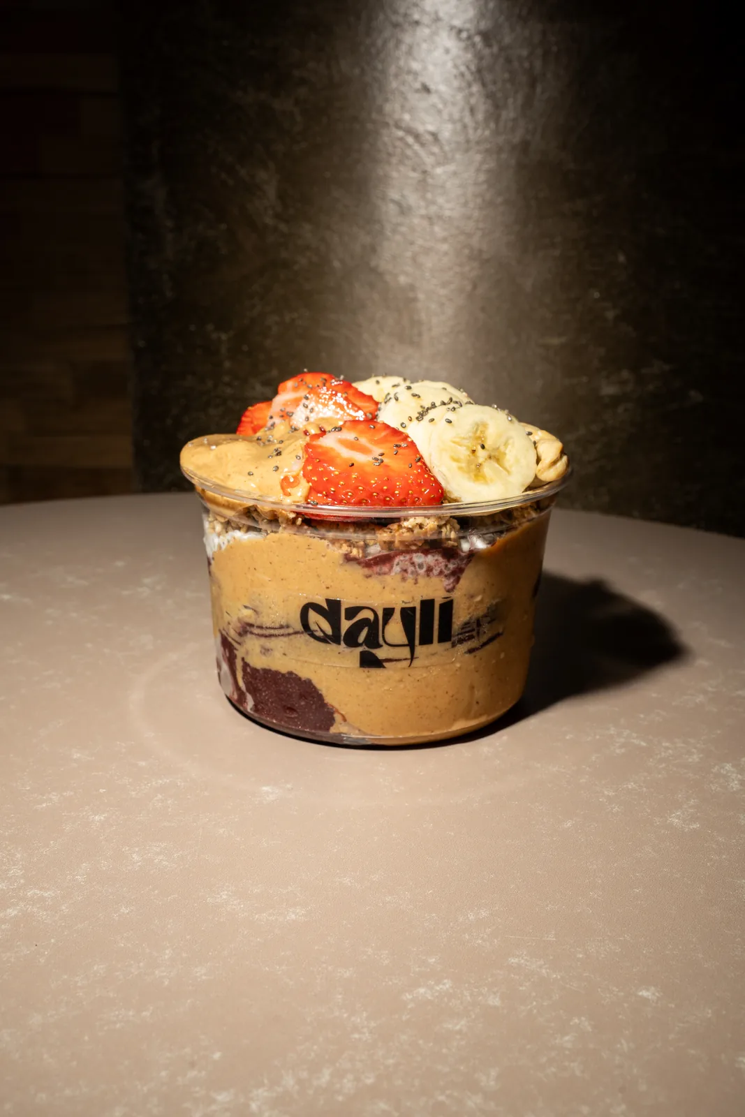 Açaí Bowl mit Erdbeeren, Banane, Erdnussmus und Chiasamen