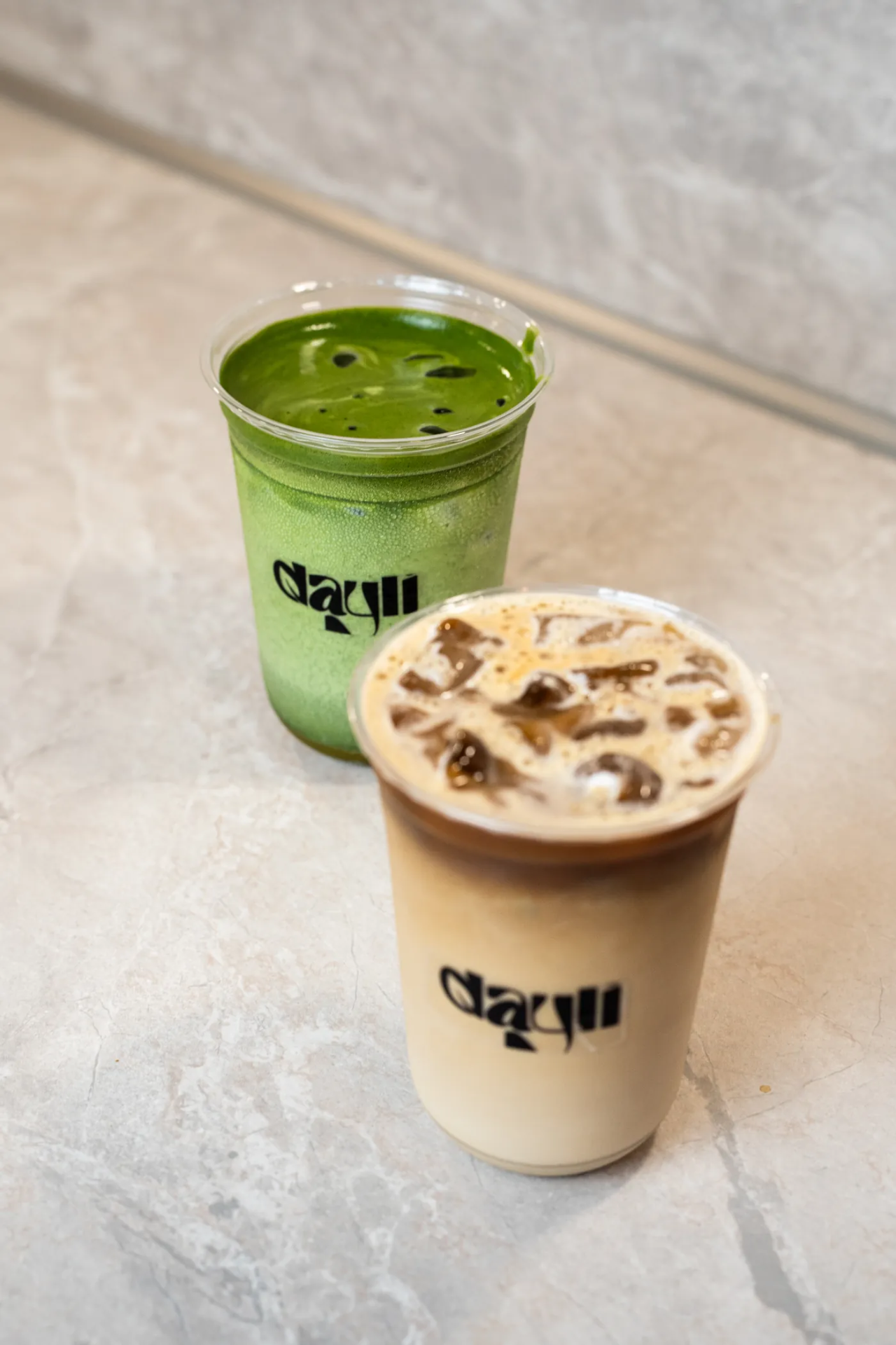 Iced Matcha und Iced Coffee von oben schräg fotografiert