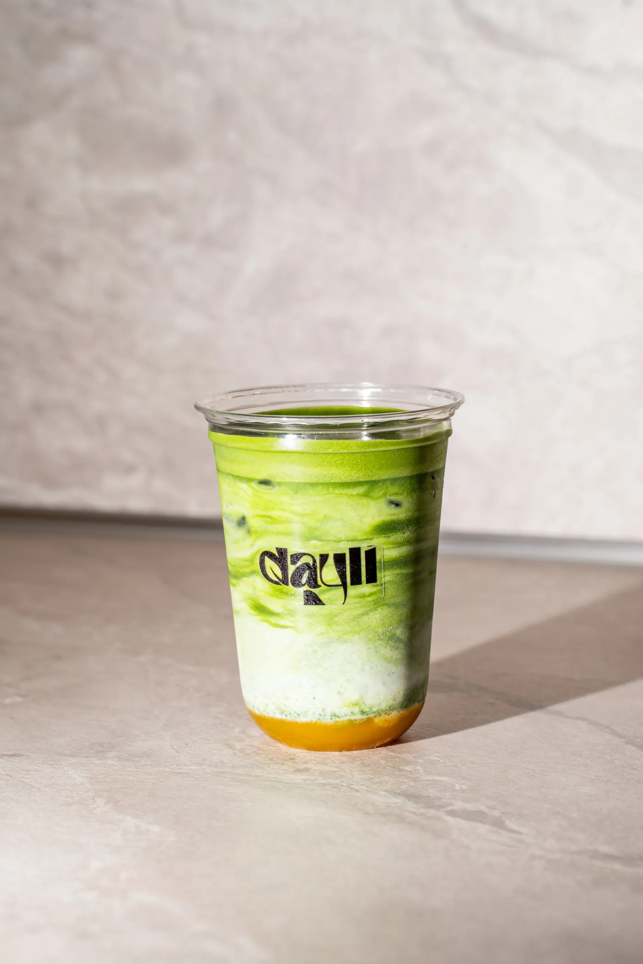 Iced Matcha mit Mango im dayli-Becher