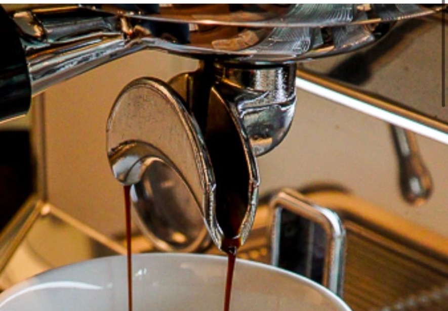 Espresso läuft aus dem Siebträger in eine Tasse
