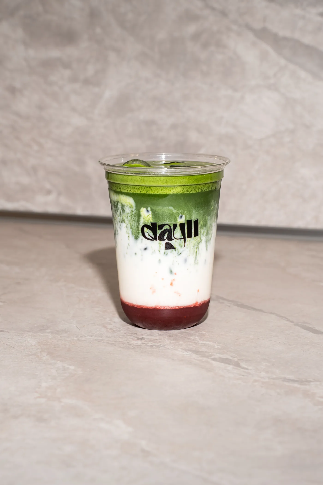 Strawberry Matcha Latte mit Erdbeerpüree im dayli-Becher